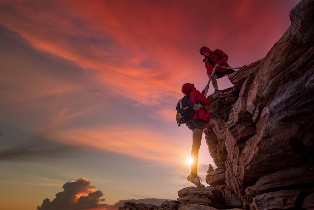 ¿Qué equipamiento y material se necesita para realizar un rescate en zonas montañosas?