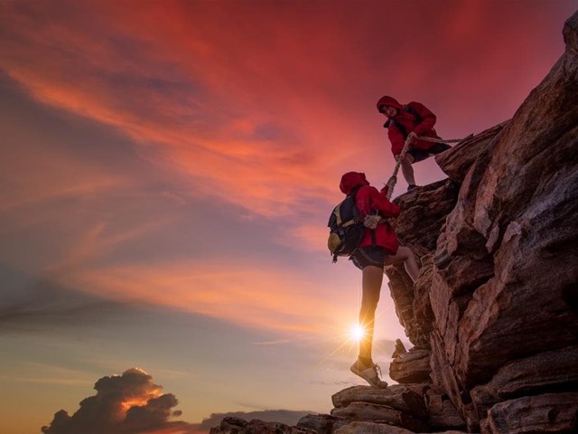 ¿Qué equipamiento y material se necesita para realizar un rescate en zonas montañosas?