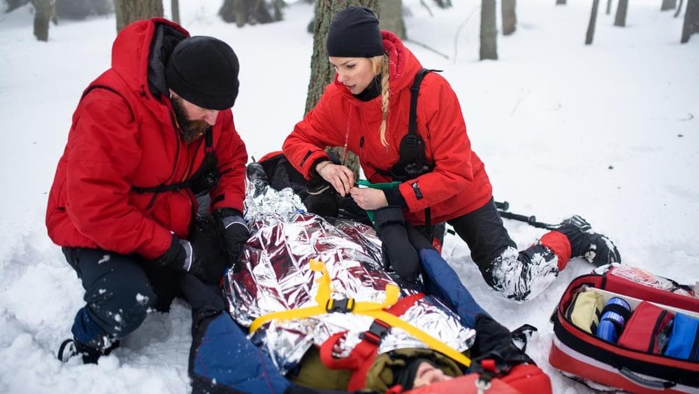 ¿Qué precauciones se deben tener a la hora de hacer un rescate en montaña? 