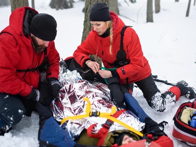 ¿Qué precauciones se deben tener a la hora de hacer un rescate en montaña? 